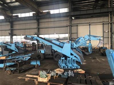 扒渣中，“扒”出小巨人——挖掘裝載機的工業(yè)力量